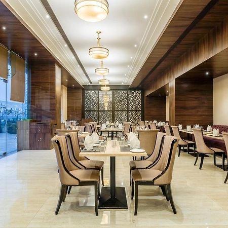 Golden Tulip Suites Gurgaon Buitenkant foto