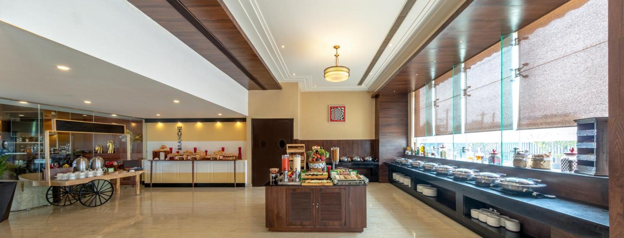 Golden Tulip Suites Gurgaon Buitenkant foto