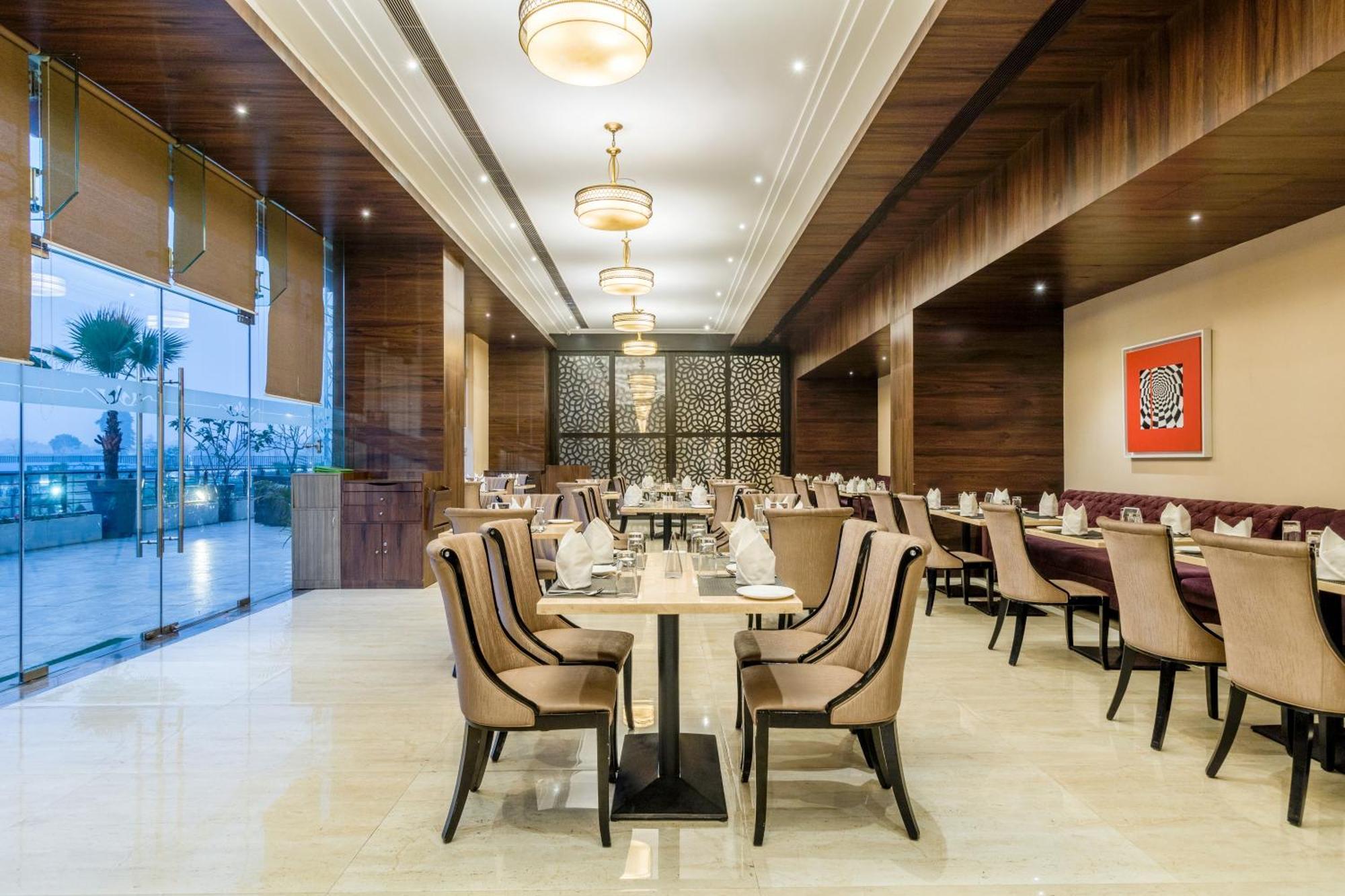Golden Tulip Suites Gurgaon Buitenkant foto