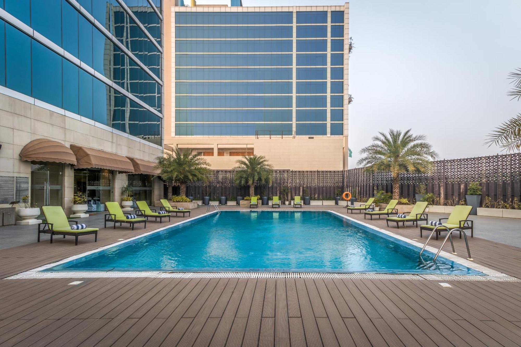 Golden Tulip Suites Gurgaon Buitenkant foto
