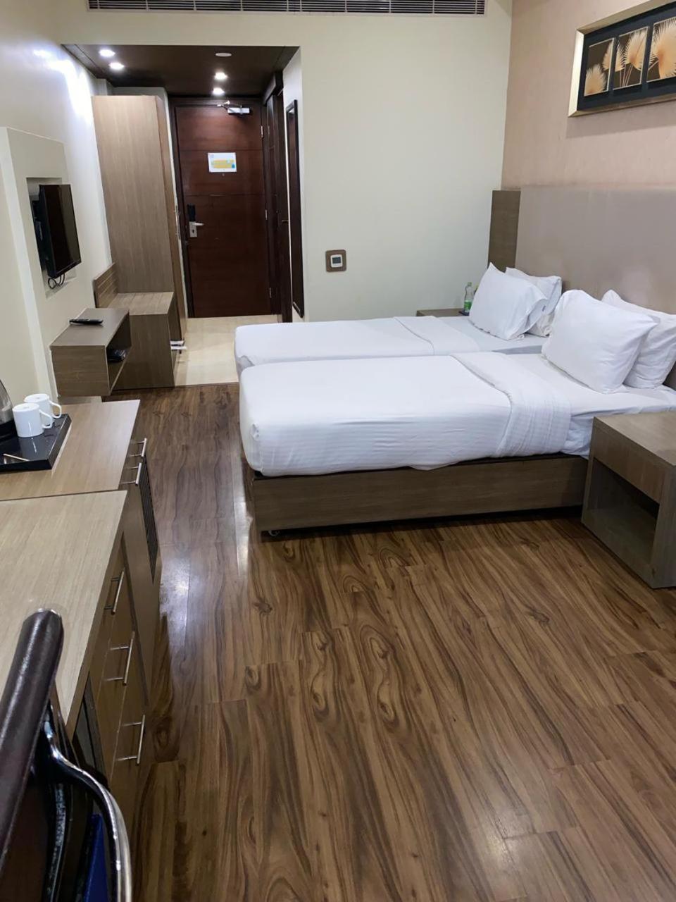 Golden Tulip Suites Gurgaon Buitenkant foto