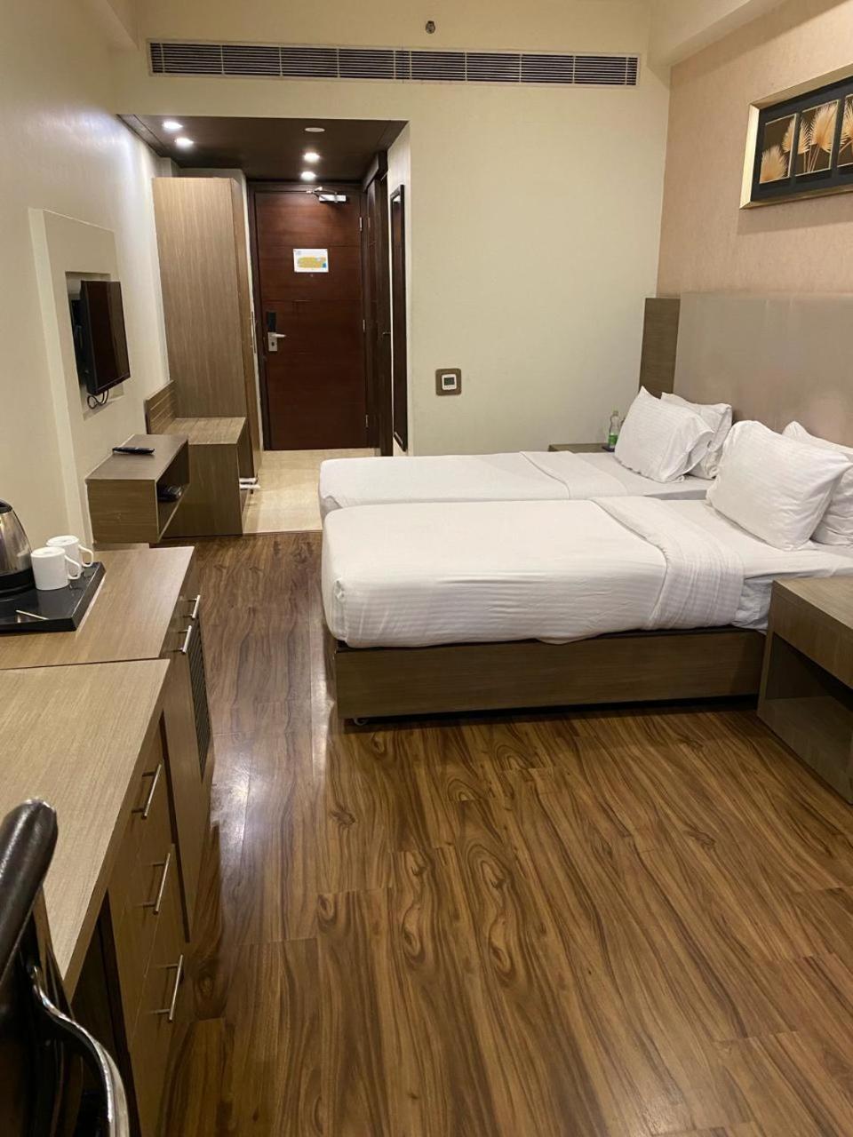 Golden Tulip Suites Gurgaon Buitenkant foto