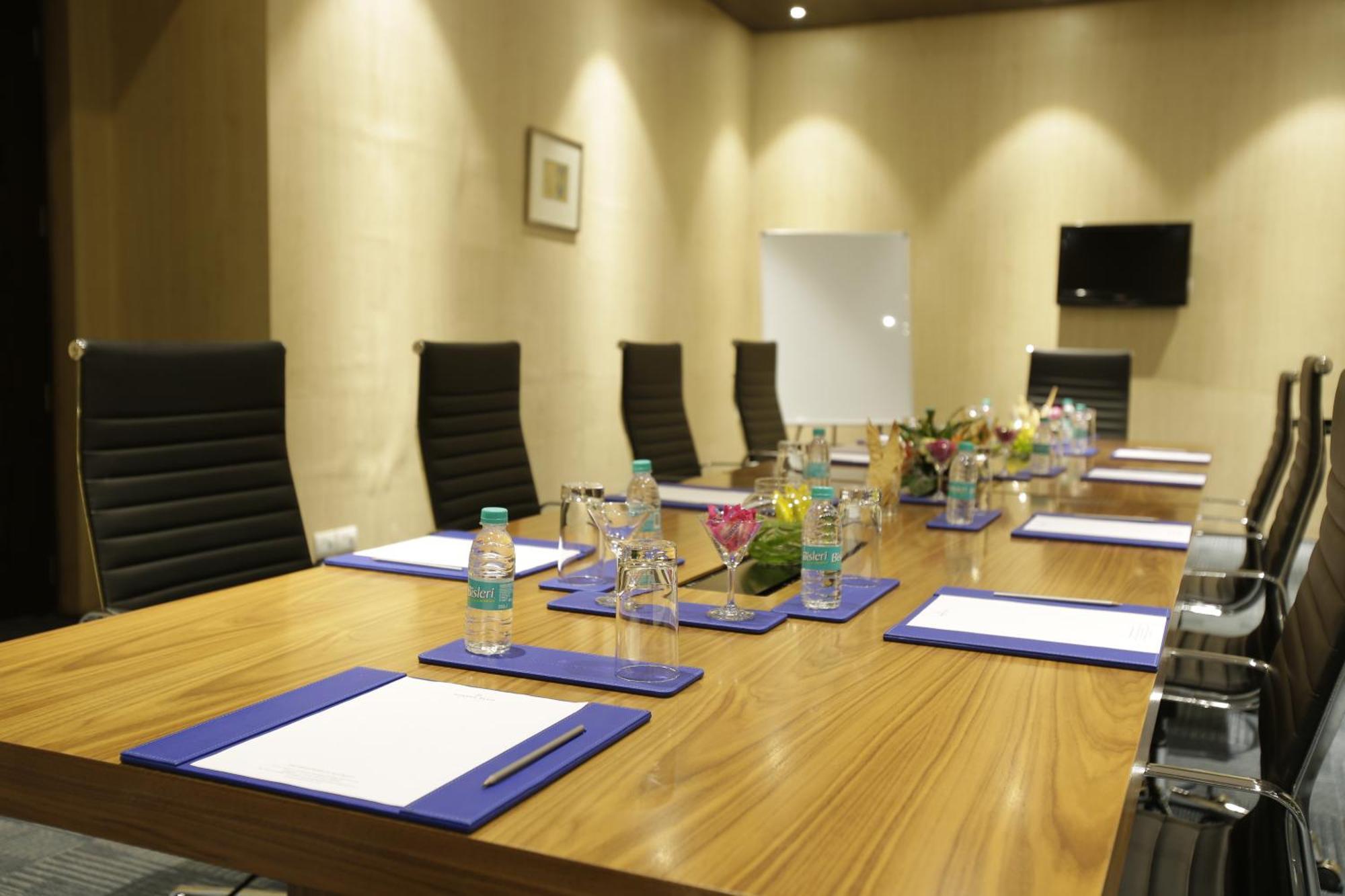 Golden Tulip Suites Gurgaon Buitenkant foto