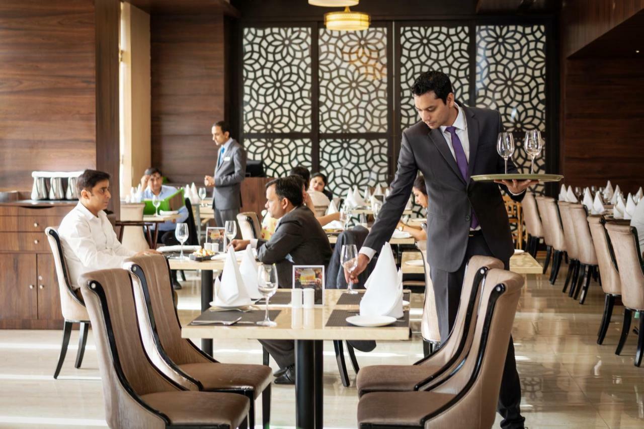Golden Tulip Suites Gurgaon Buitenkant foto