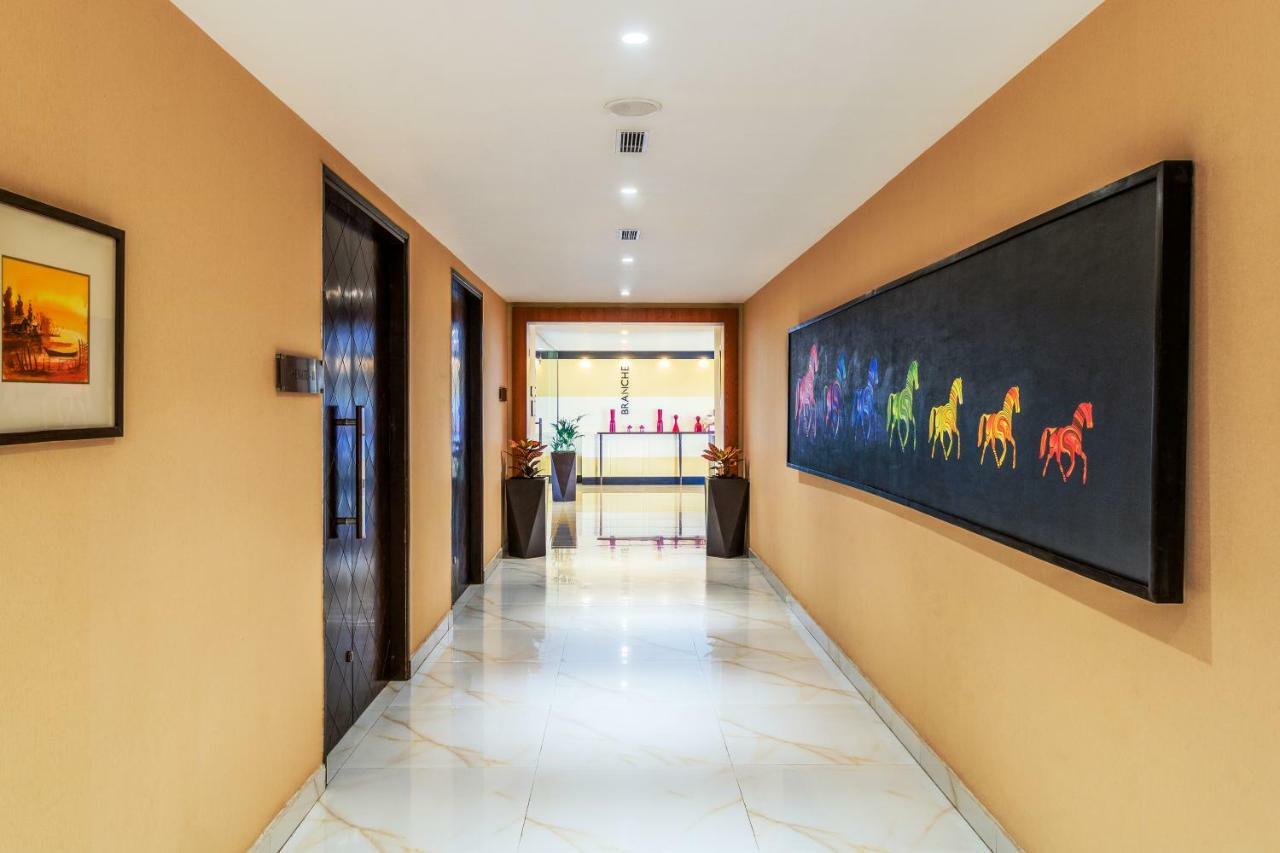 Golden Tulip Suites Gurgaon Buitenkant foto