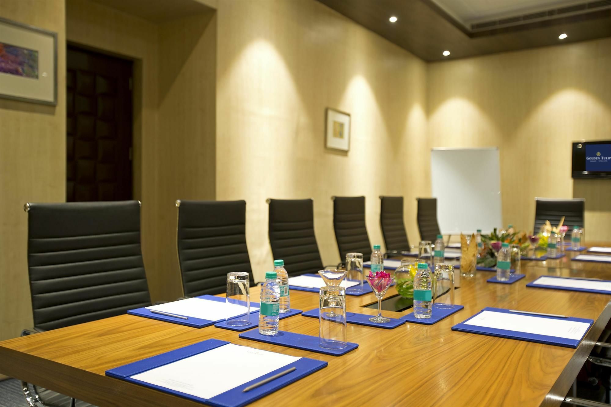 Golden Tulip Suites Gurgaon Buitenkant foto