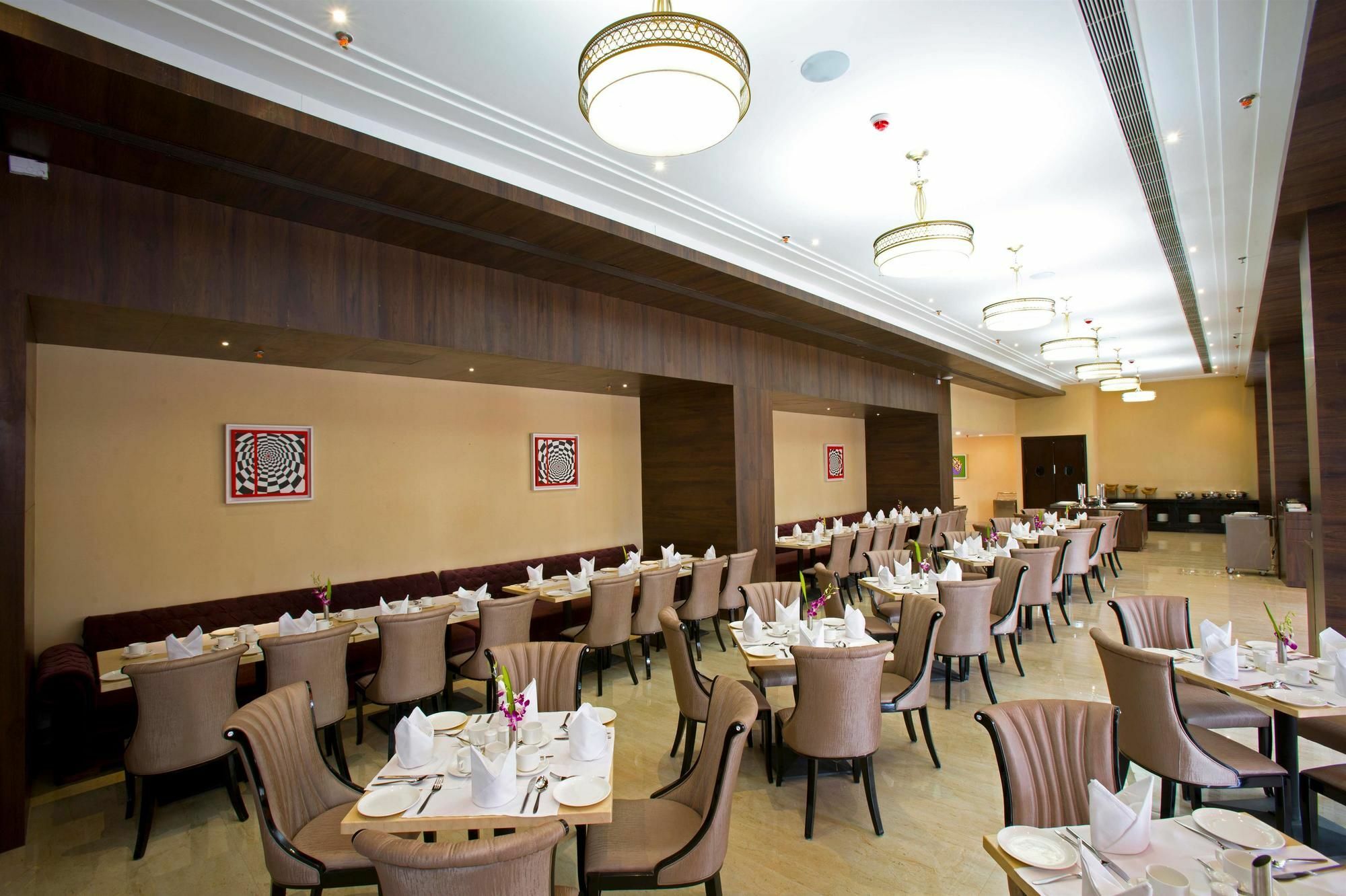Golden Tulip Suites Gurgaon Buitenkant foto