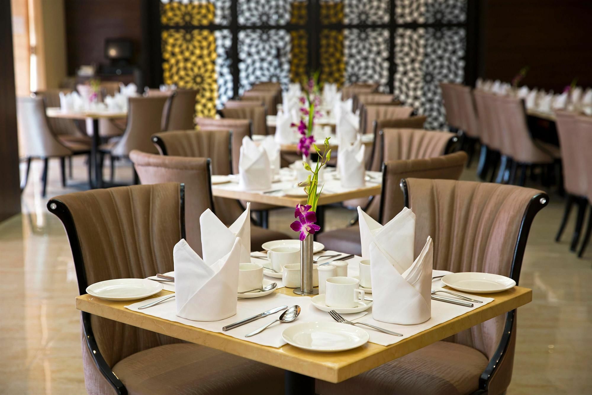 Golden Tulip Suites Gurgaon Buitenkant foto