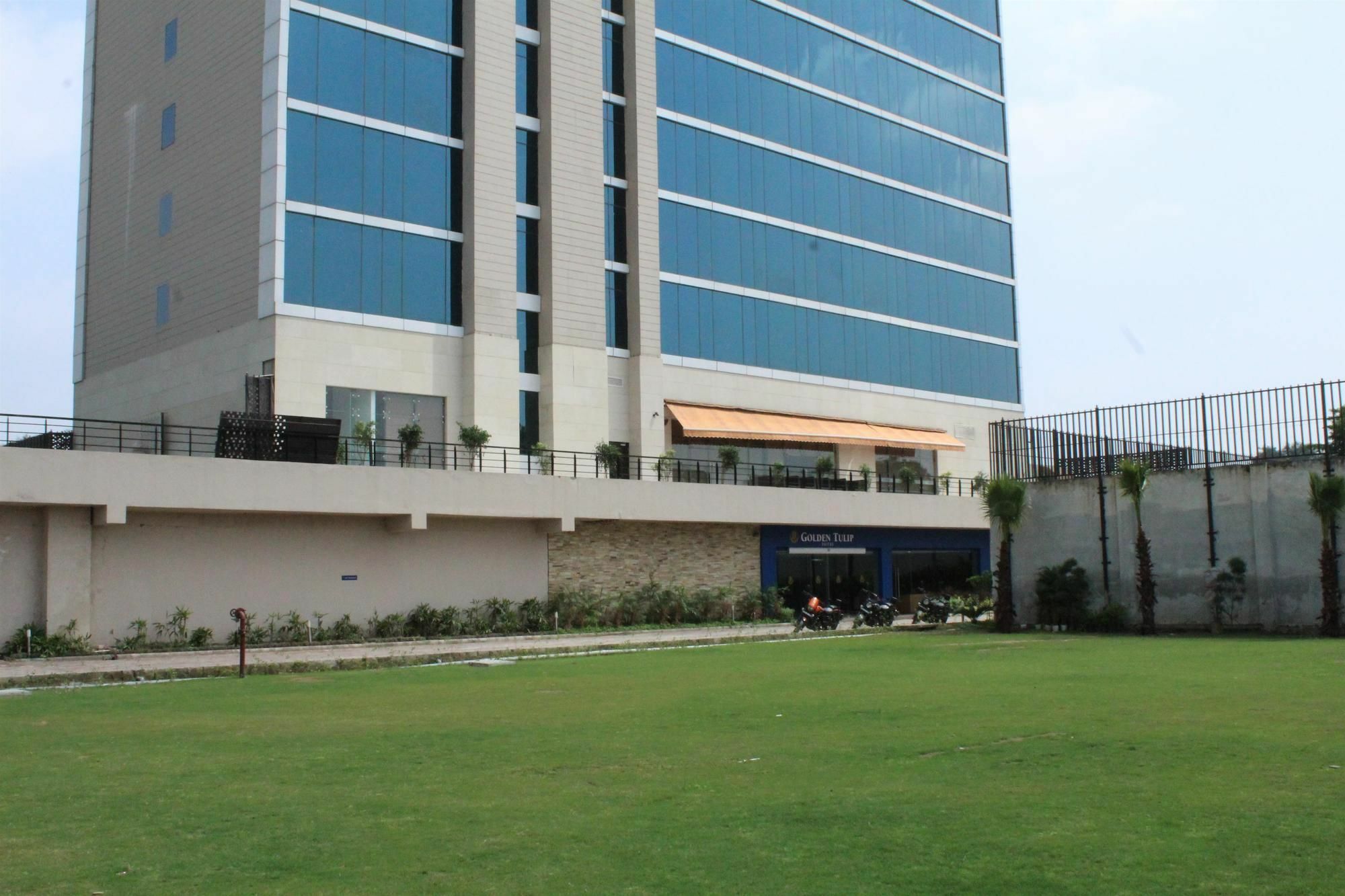 Golden Tulip Suites Gurgaon Buitenkant foto