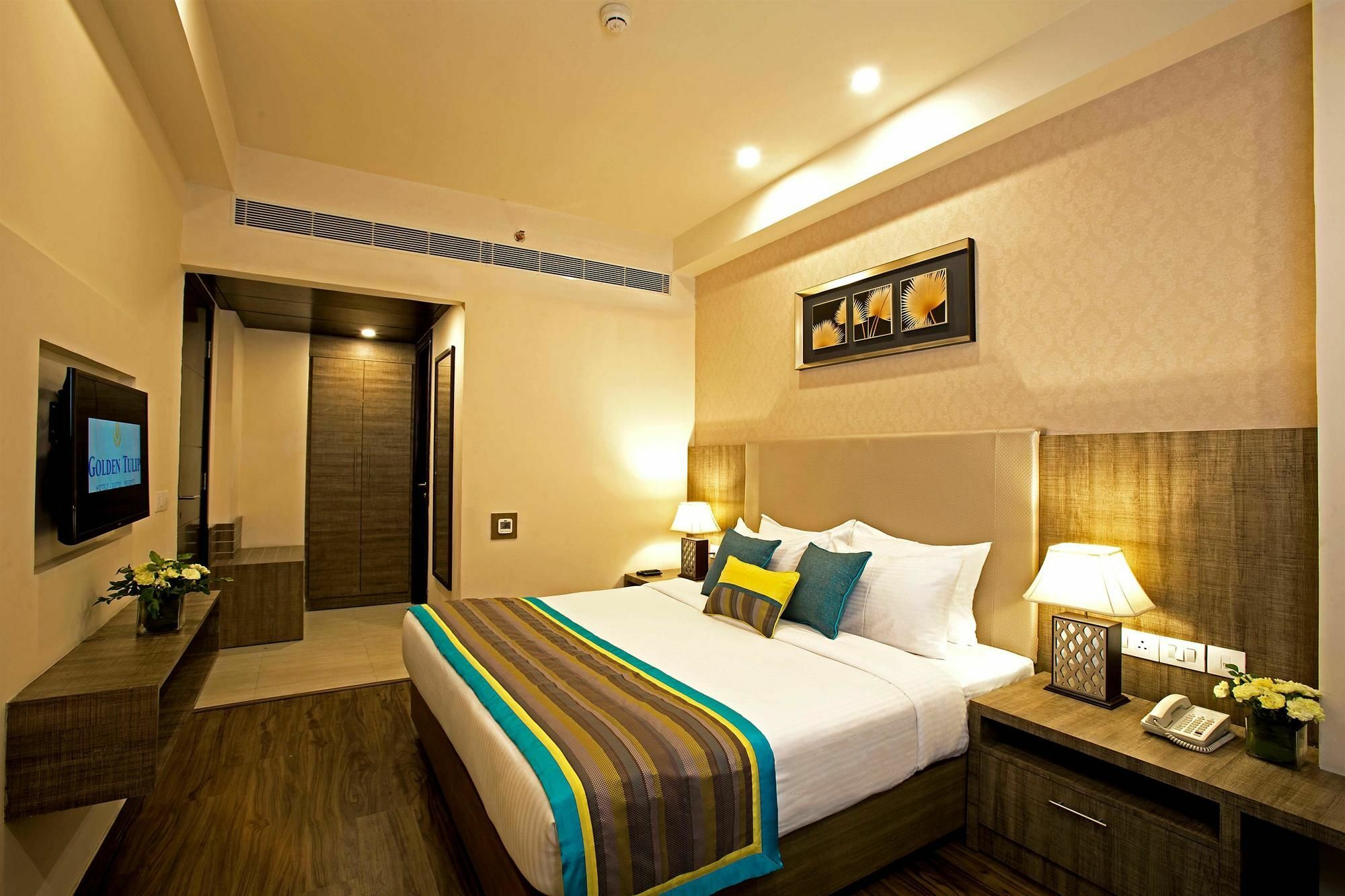 Golden Tulip Suites Gurgaon Buitenkant foto