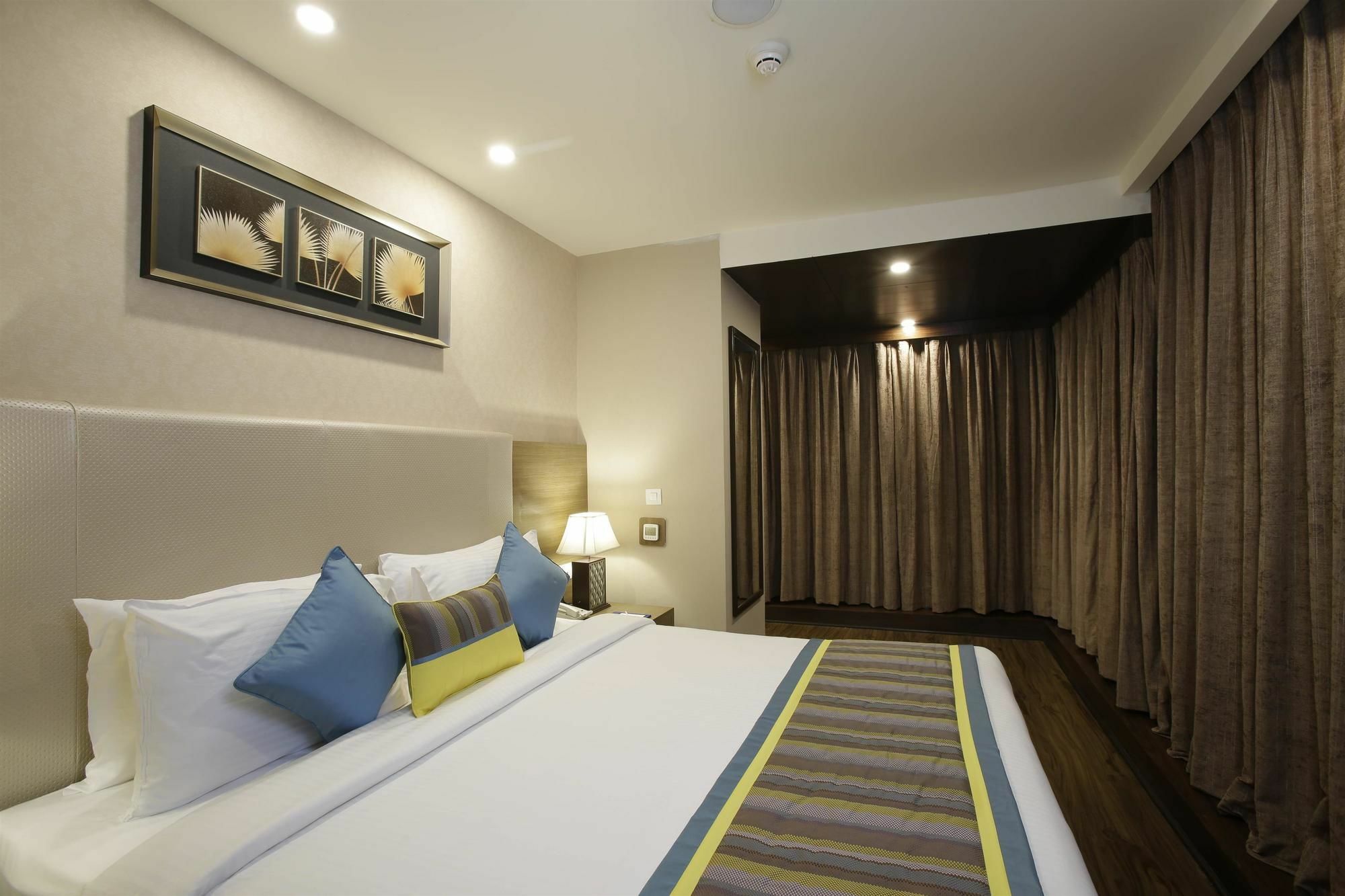 Golden Tulip Suites Gurgaon Buitenkant foto
