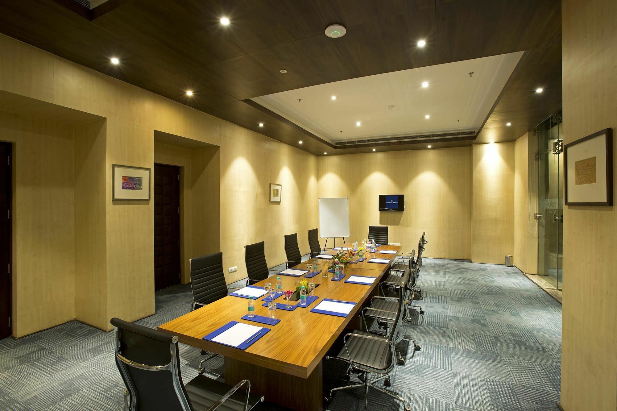 Golden Tulip Suites Gurgaon Buitenkant foto