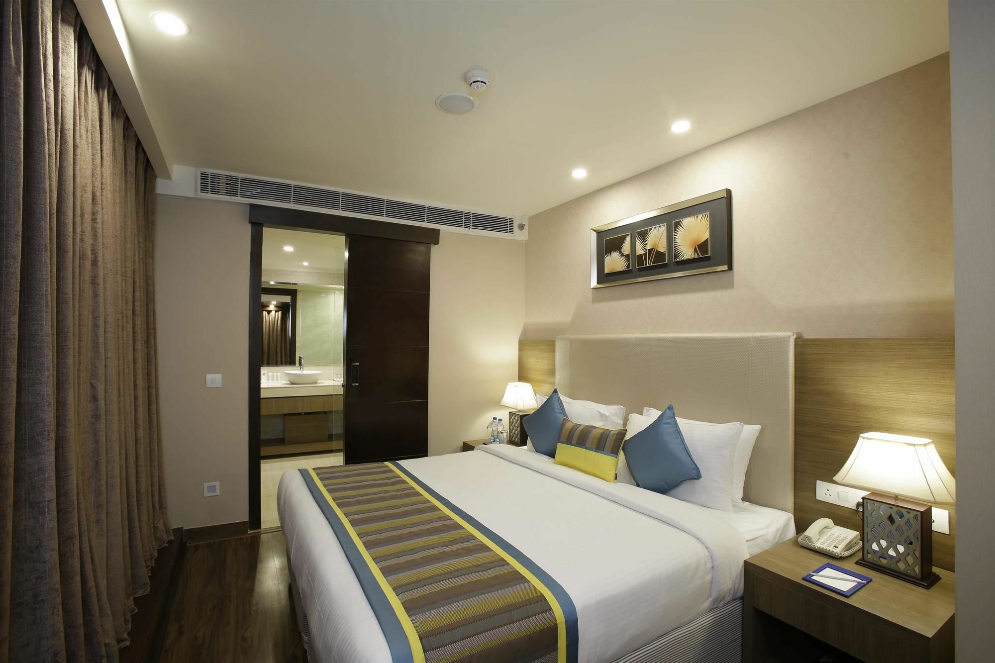 Golden Tulip Suites Gurgaon Buitenkant foto