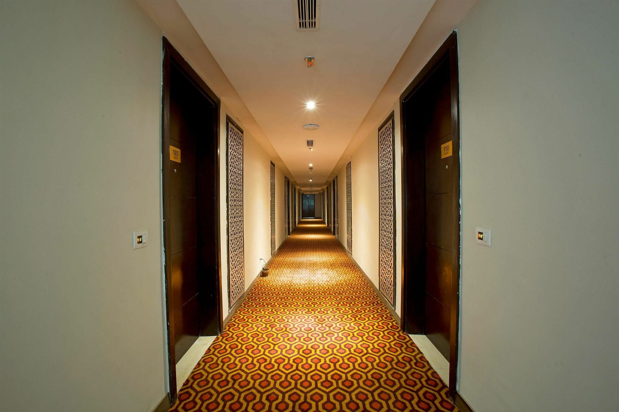 Golden Tulip Suites Gurgaon Buitenkant foto