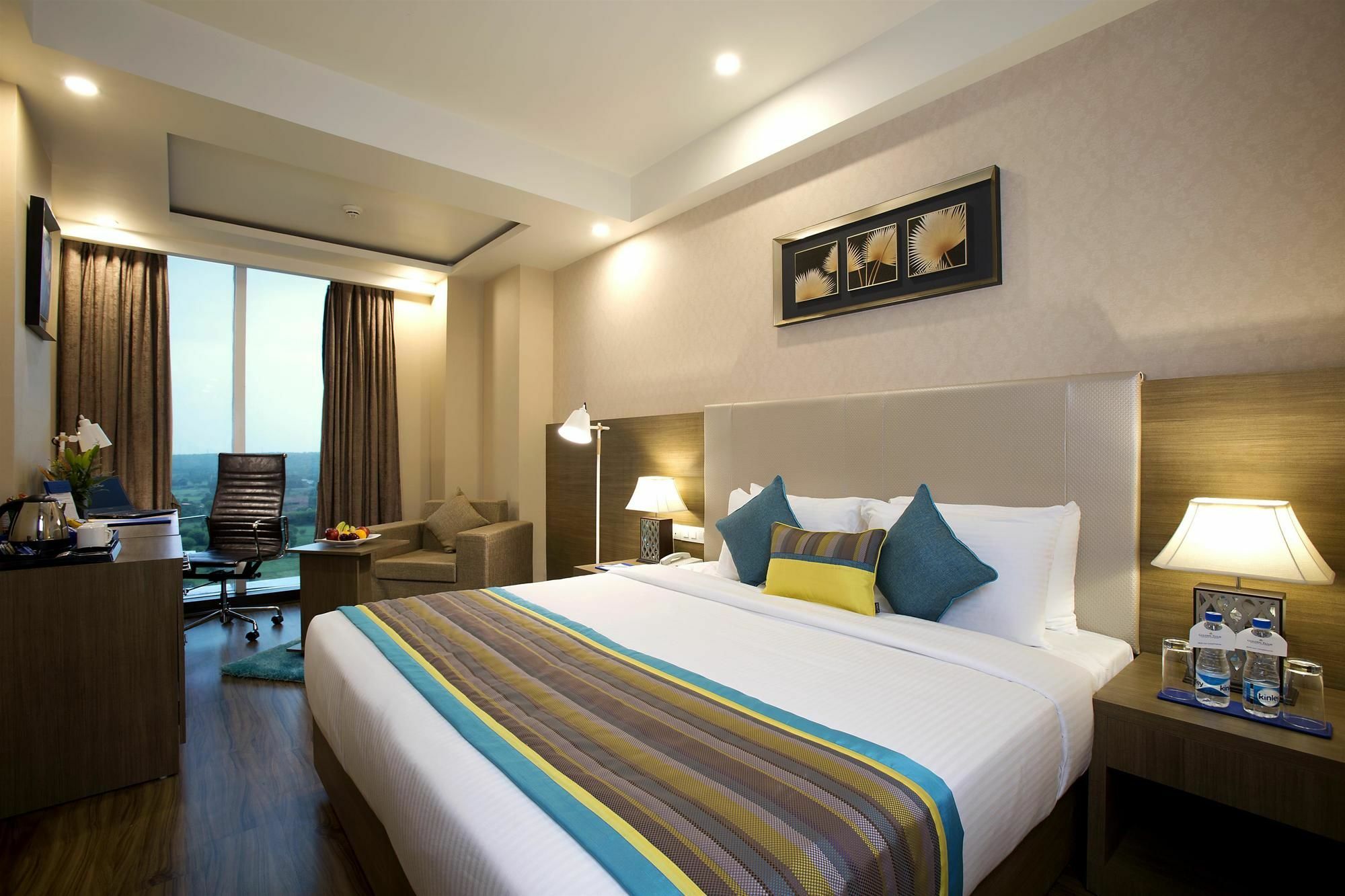 Golden Tulip Suites Gurgaon Buitenkant foto